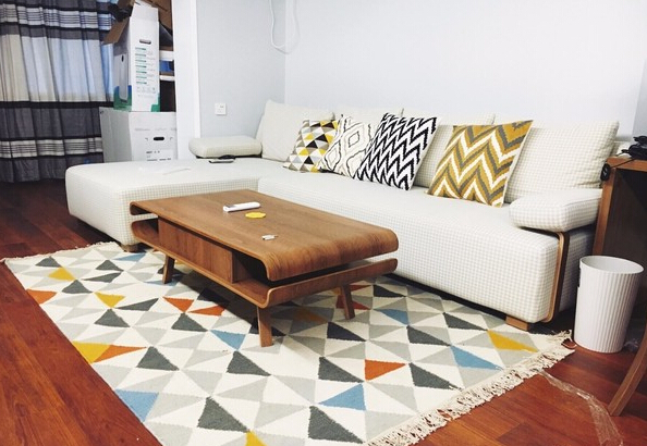 彩色地毯中和沉悶的地面.jpg 彩色地毯中和沉悶的地面.jpg