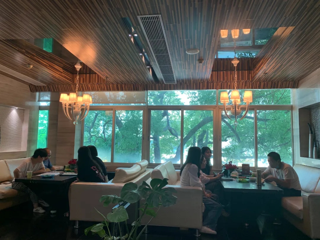 業(yè)主也設(shè)計師交談 業(yè)主也設(shè)計師交談