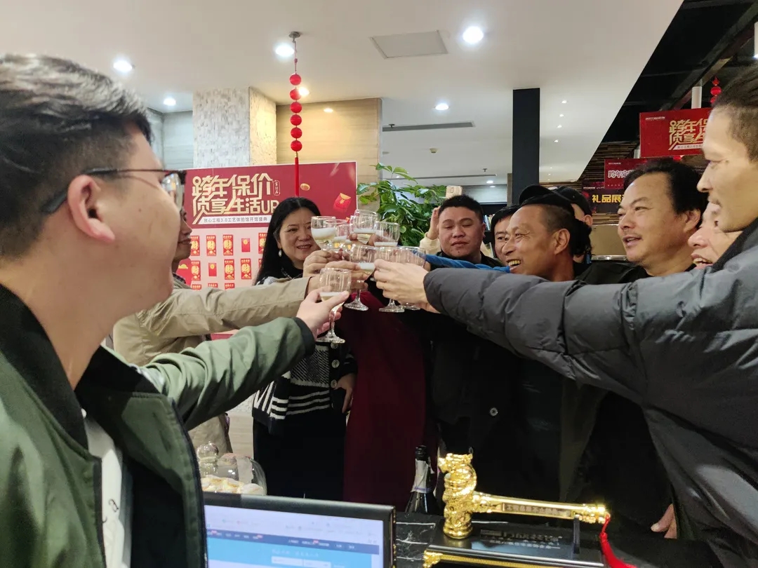 開(kāi)香檳.webp (1).jpg